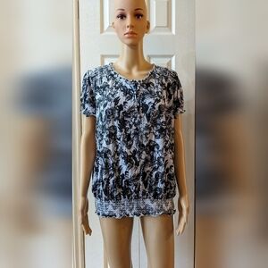 Pre-owned faded Glory black and white short sleeve shirt size large (12-14), T2K